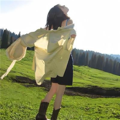 她在这里